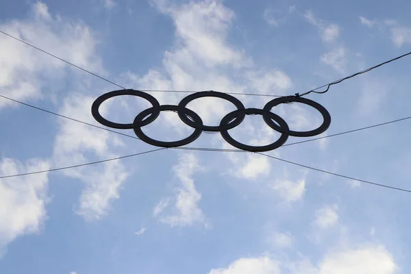 Низкоугольный Снимок Олимпийских Колец Висящих Воздухе Прикрепленных Струнам — стоковое фото