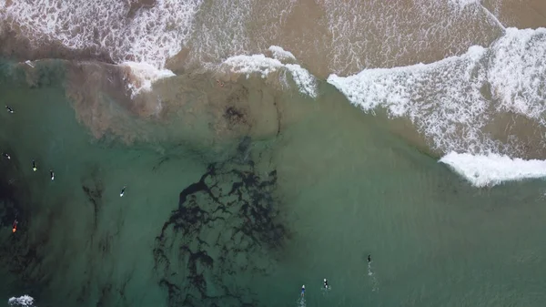 Veduta Aerea Una Spiaggia Sabbiosa Con Surfisti — Foto Stock