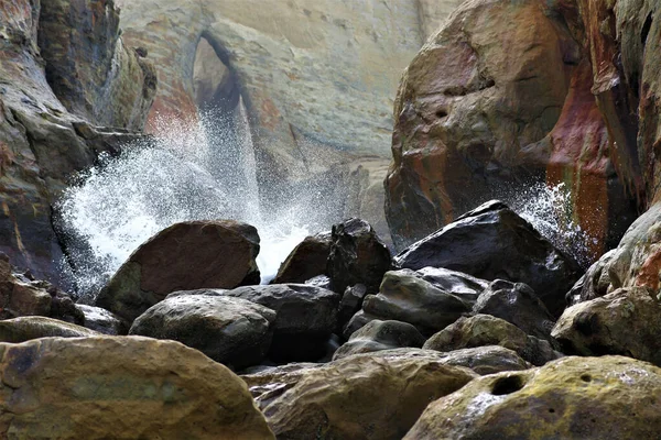 Primo Piano Massi Vicino Fiume Con Spruzzi Acqua — Foto Stock