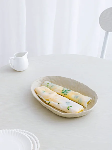 两张丹冰卷 台湾蛋卷 的特写镜头 白瓷盘放在白桌上 — 图库照片