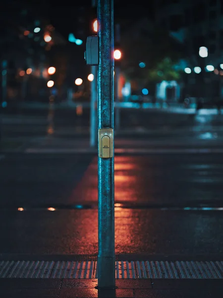 Een Verticaal Shot Van Duitse Voetgangers Overtocht Knoop Avond — Stockfoto