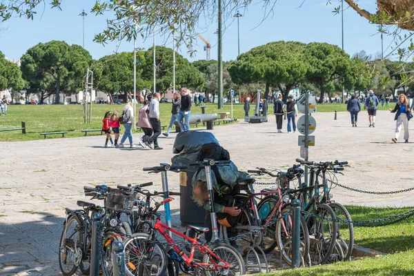 ポルトガルのリスボンのベレンの庭で自転車を準備している男 — ストック写真