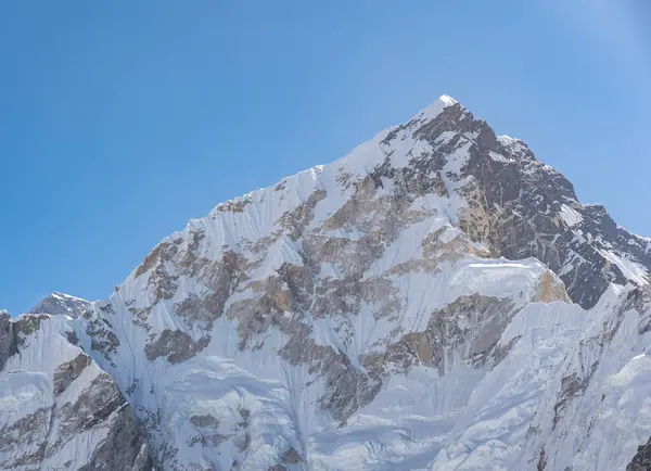 Vacker Blå Himmel Över Snöiga Klippiga Berg Solig Dag — Stockfoto