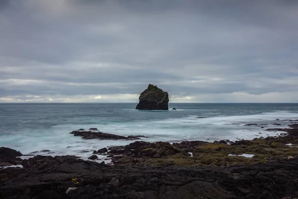Естественный Вид Скалистое Побережье Скалы Рейкьявика Исландии Длительной Экспозицией — стоковое фото