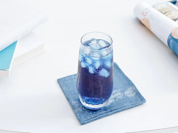 Une Mise Point Sélective Cocktail Bleu Avec Des Glaçons Sur — Photo