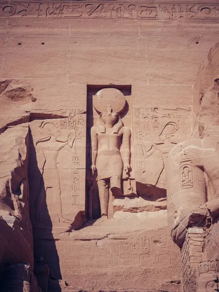 エジプトのアブ シンベル村にあるアブー シンベルの岩窟寺院像 — ストック写真
