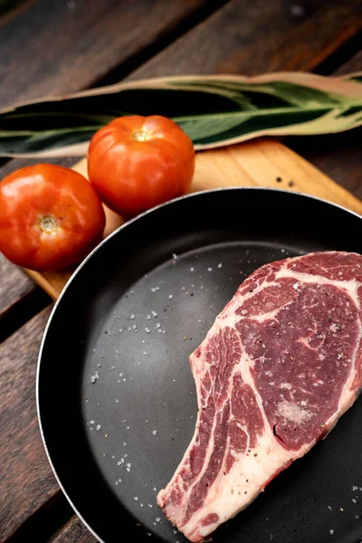 Eine Vertikale Aufnahme Einer Scheibe Rohes Rotes Steak Auf Einer — Stockfoto