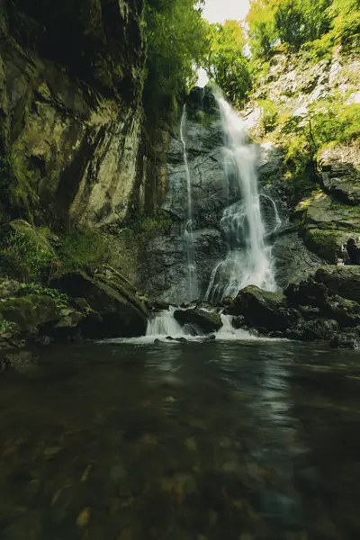 Uma Vista Natural Uma Cachoeira Que Flui Jusante Dia Ensolarado — Fotografia de Stock