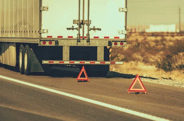 Semirremolque Roto Lado Una Carretera Triángulos Advertencia Asistencia Carretera — Foto de Stock
