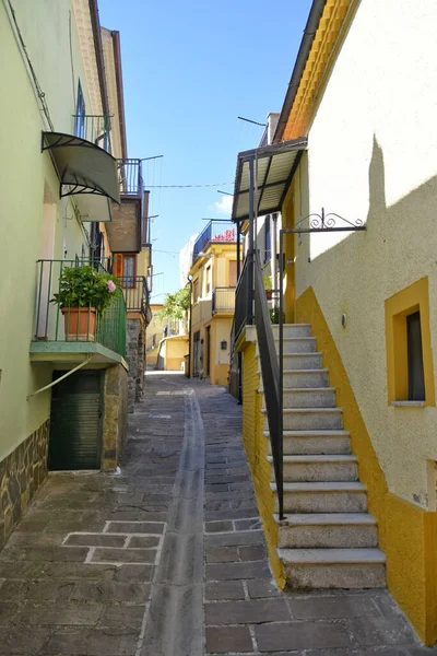 Plano Vertical Una Calle Estrecha Pueblo Calvello Región Basilicata Italia — Foto de Stock