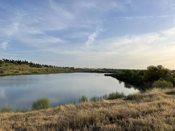 Uma Bela Vista Uma Lagoa Meio Campo Fresno Estados Unidos — Fotografia de Stock