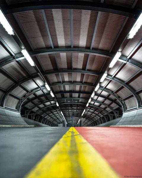 Tiro Vertical Ângulo Largo Túnel Com Uma Estrada Vermelha Amarela — Fotografia de Stock