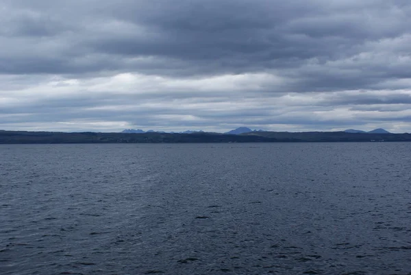 Piękny Widok Morskich Fal Tłem Gór Pod Zachmurzonym Niebem Szkocji — Zdjęcie stockowe