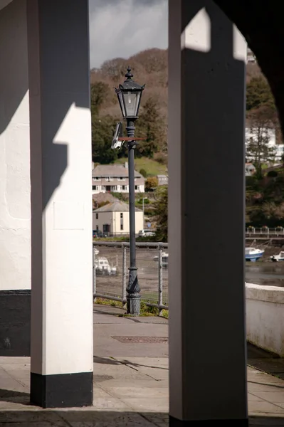 Close Uma Lâmpada Através Pilares Cais Looe Cornwall — Fotografia de Stock