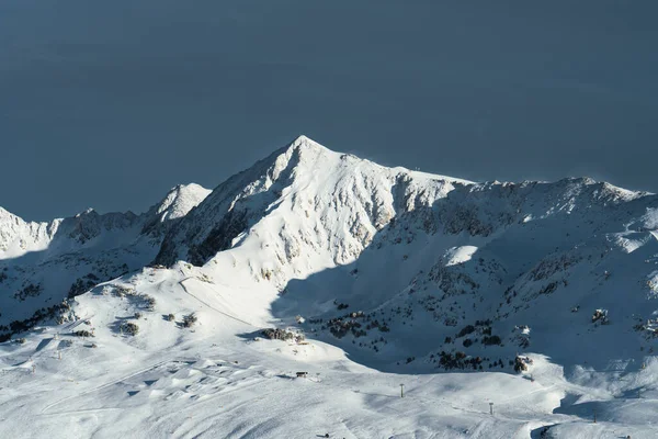 Mavi Bir Arka Planda Karlı Dağ Zirvelerinin Resimsel Bir Manzarası — Stok fotoğraf