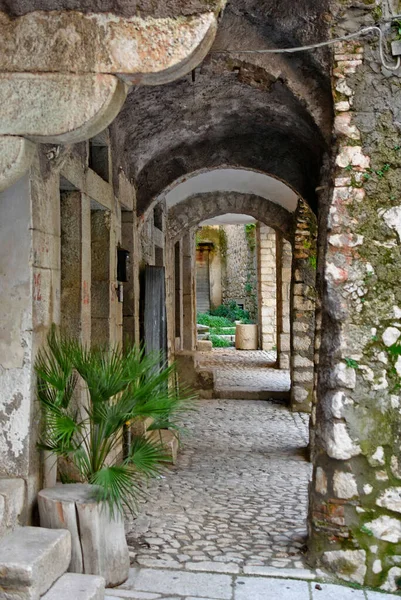 Pionowe Ujęcie Wąskiej Uliczki Pomiędzy Starymi Budynkami Miejscowości Prowincji Benevento — Zdjęcie stockowe
