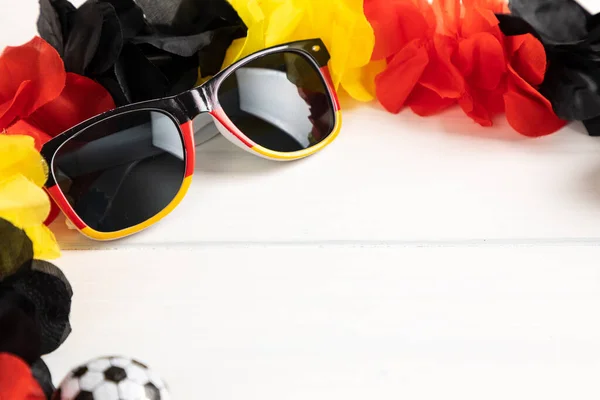 Die Deutsche Partydekoration Mit Sonnenbrille Kette Und Ball Mit Kopierraum — Stockfoto