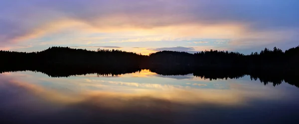 Una Carta Parati Lago Foresta Con Riflessione Tramonto — Foto Stock