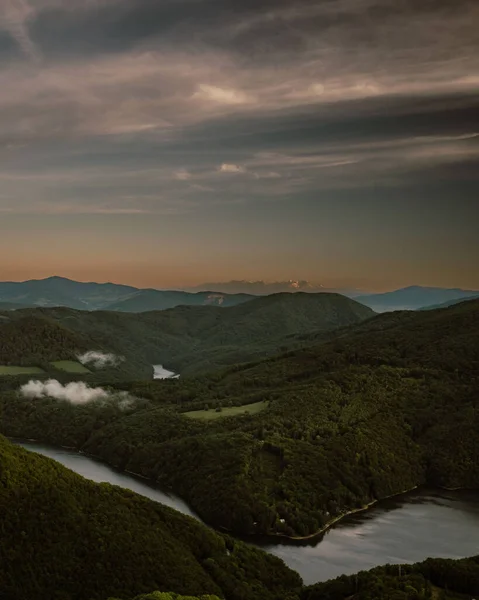 Vertikální Záběr Obrovské Zeleň Hory Obklopené Vodou Během Susnet — Stock fotografie