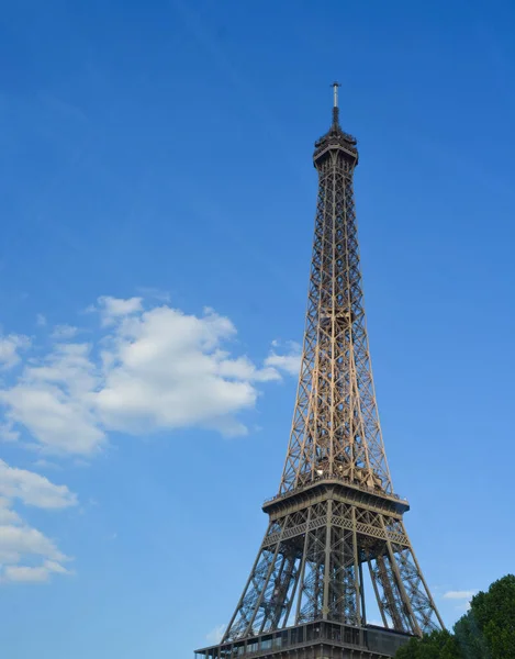 Pionowe Zdjęcie Wieży Eiffla Paryż Francja Niebieskim Niebem Białymi Chmurami — Zdjęcie stockowe