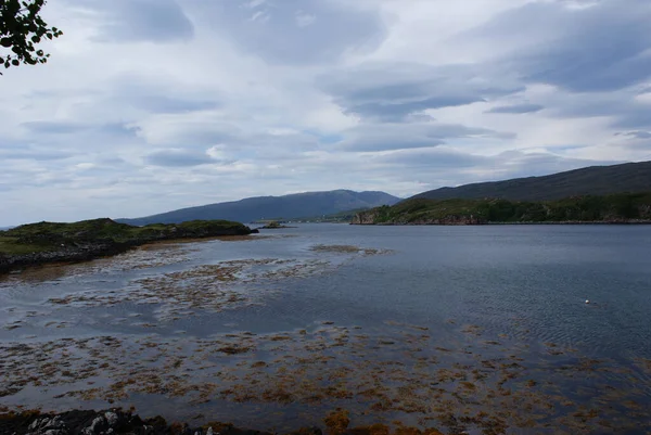 Krásný Výhled Mořské Vlny Horami Pozadí Pod Zataženou Oblohou Skotsku — Stock fotografie