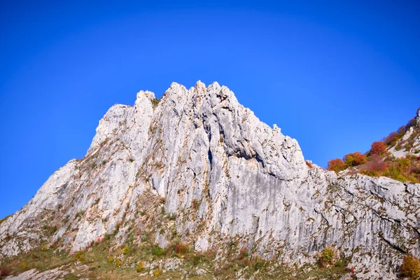 罗马尼亚喀尔巴阡山脉与蓝天的特写 — 图库照片