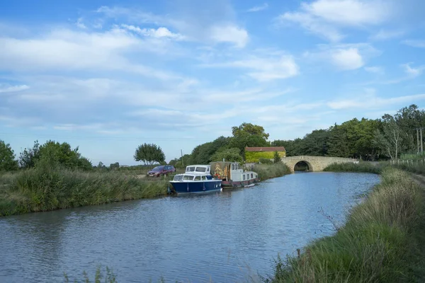 Malebný Záběr Řeku Canal Midi Mostem Čluny Pod Zataženou Modrou — Stock fotografie