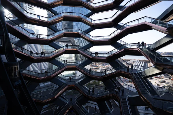 Una Vista Gente Las Escaleras Edificio Moderno Con Hermoso Diseño — Foto de Stock