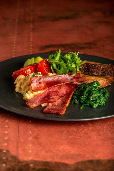 Ένα Πιάτο Αγγλικό Πρωινό Τηγανητό Μπέικον Ομελέτα Τοστ Φέτες Αβοκάντο — Φωτογραφία Αρχείου
