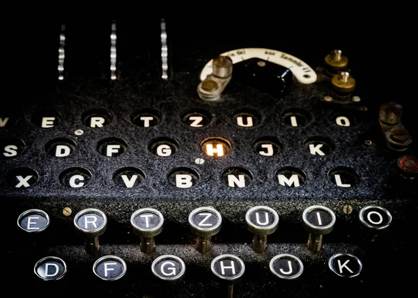 珍しいドイツ第二次世界大戦中に暗号化された文字を表すキーボードと照明付きの手紙 エニグマ ブレッチリー公園で機械 — ストック写真