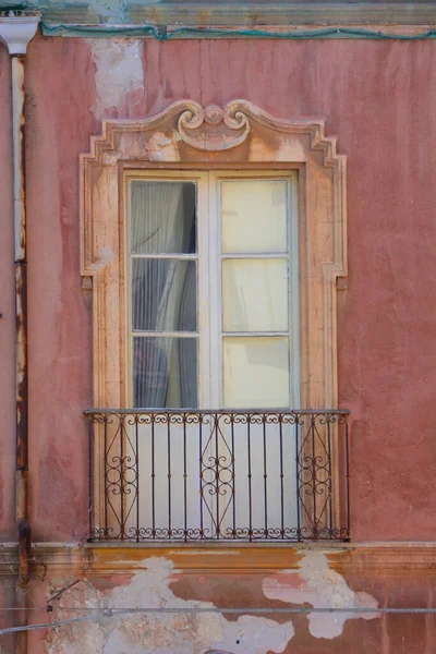 Вертикальний Знімок Вікна Старому Вивітреному Фасаді Будинку Місті Кальярі Сардинія — стокове фото