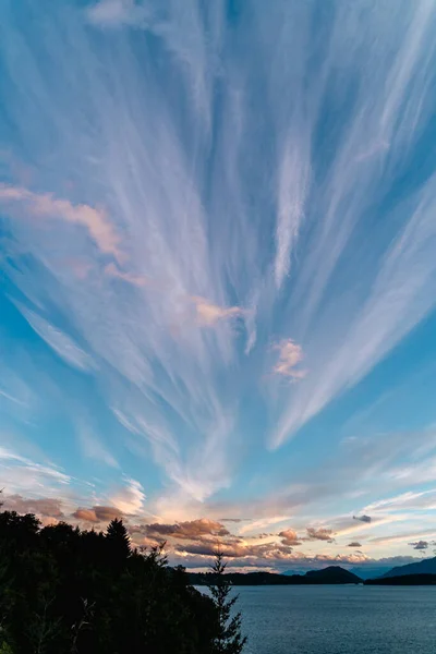 Malebný Pohled Moře Pod Krásnou Oblohou Při Západu Slunce — Stock fotografie
