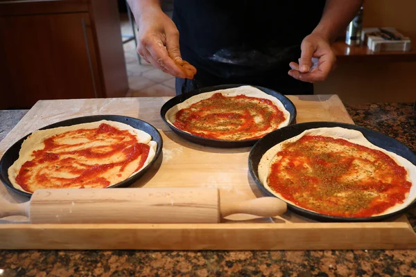 Επαγγελματίας Μάγειρας Που Φτιάχνει Παραδοσιακή Ιταλική Πίτσα Στο Σπίτι — Φωτογραφία Αρχείου