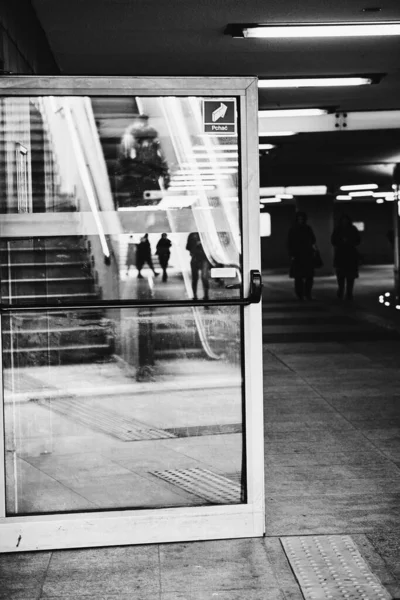 Reflexo Pessoas Andando Uma Porta Vidro Aberta Passagem Subterrânea Kaponiera — Fotografia de Stock