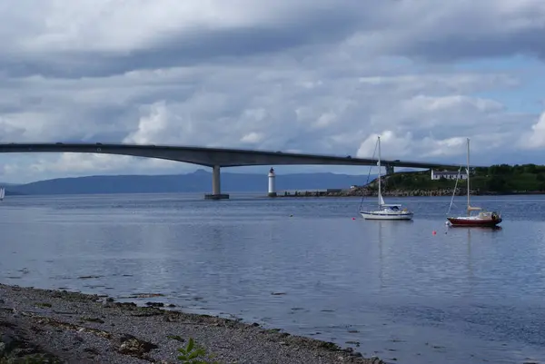 Una Hermosa Vista Barcos Amarrados Mar Cerca Puente Escocia —  Fotos de Stock