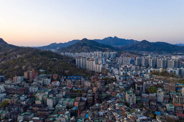 건물들로 둘러싸인 서울의 — 스톡 사진