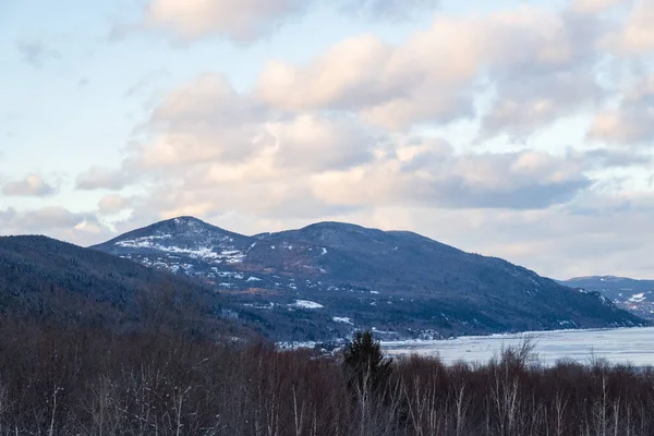 Vacker Utsikt Över Ett Hav Nära Bergen Vintern — Stockfoto