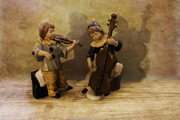 Bodegón Con Dos Músicos Cerámica Tocando Violín Violonchelo — Foto de Stock