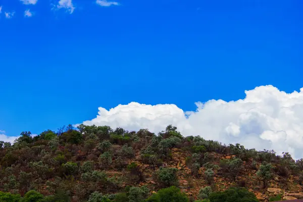 Bulutlarla Dolu Mavi Gökyüzünün Arka Planında Güzel Bir Dağ Zirvesi — Stok fotoğraf