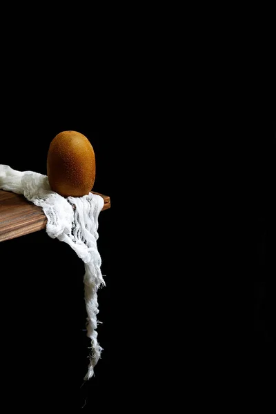 Vertikal Närbild Kiwifrukt Kanten Bordet Mörk Bakgrund Stilleben — Stockfoto