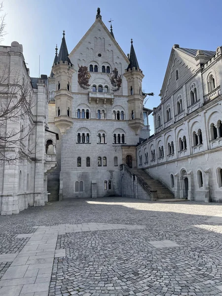 Eine Vertikale Aufnahme Von Einem Alten Schönen Schloss Gepflasterten Platz — Stockfoto
