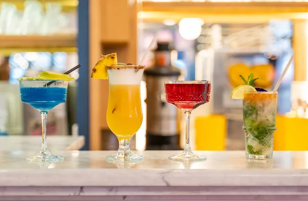 Eine Reihe Tropischer Cocktails Einer Bar — Stockfoto