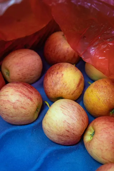 Eine Vertikale Nahaufnahme Der Frischen Äpfel Auf Dem Markt — Stockfoto