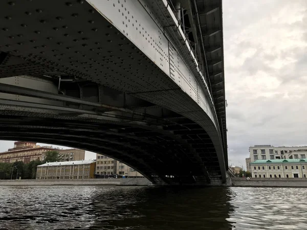 Bro Flod Stad Molnig Dag — Stockfoto