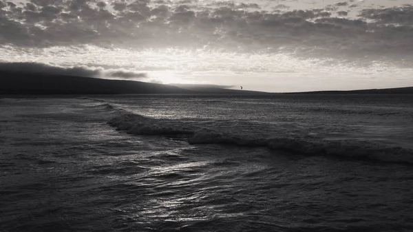 Серый Оттенок Волн Пляже Ярким Закатом Неба — стоковое фото