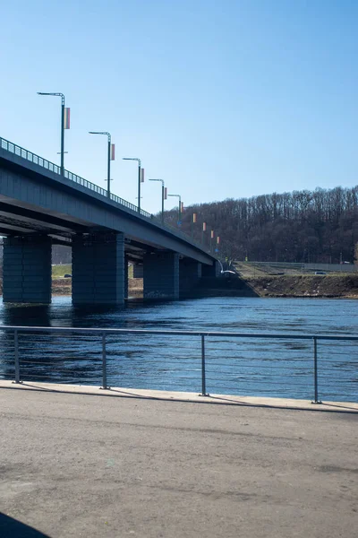 Pohled Úzký Most Nad Klidnou Řekou Slunečného Dne Kaunasu — Stock fotografie