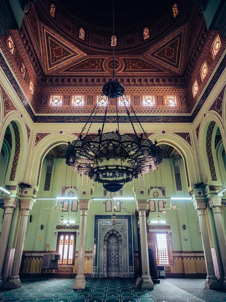 Tiro Vertical Nicho Mesquita Grande Lustre Detalhe Interior Uma Mesquita — Fotografia de Stock