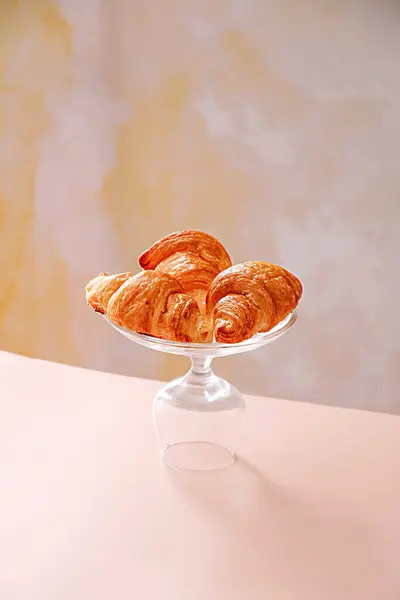Primer Plano Croissants Recién Horneados Plato Vidrio —  Fotos de Stock