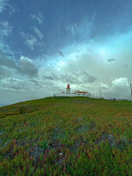 Die Landschaft Eines Leuchtturms Umgeben Von Einer Wiese Unter Einem — Stockfoto