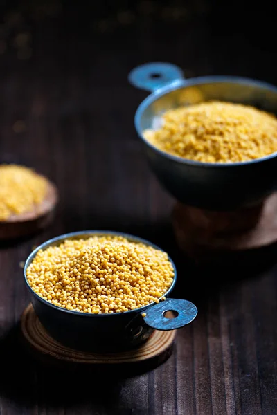 Een Verticaal Shot Van Bulgur Potten Keuken — Stockfoto